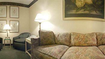 Red Roof Plus Newark Liberty Airport - Motel Carteret