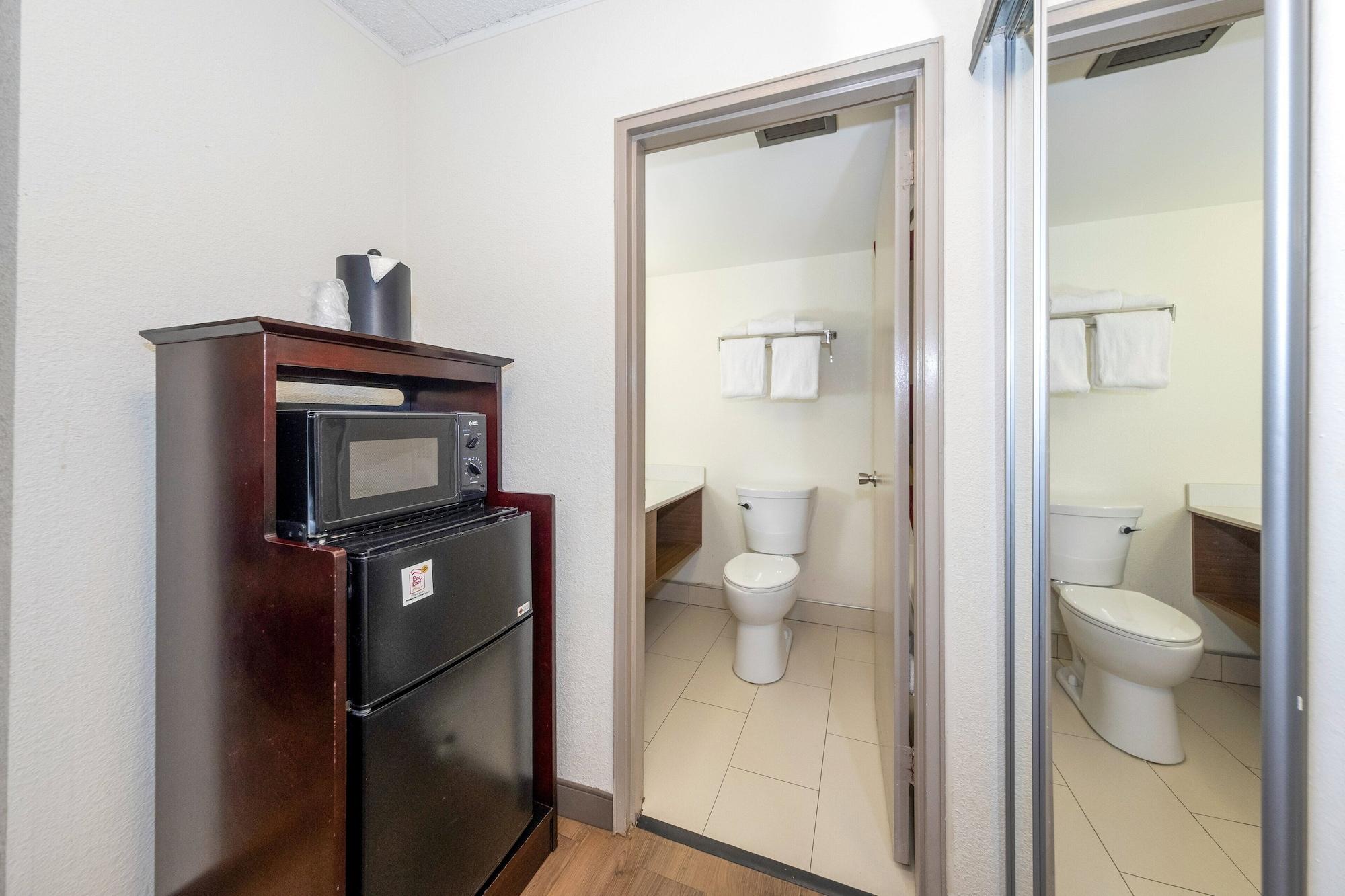Red Roof Plus Newark Liberty Airport - 2*